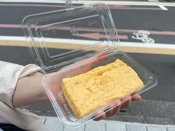 小份玉子燒（¥500）實際長相，可以帶回去吃也可以跟我們一樣在路上定點吃（市場外）