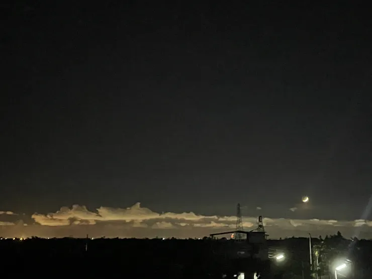 前幾天夜晚的眉月,覺得超美。(拍照技術不好,拍不出美感。)