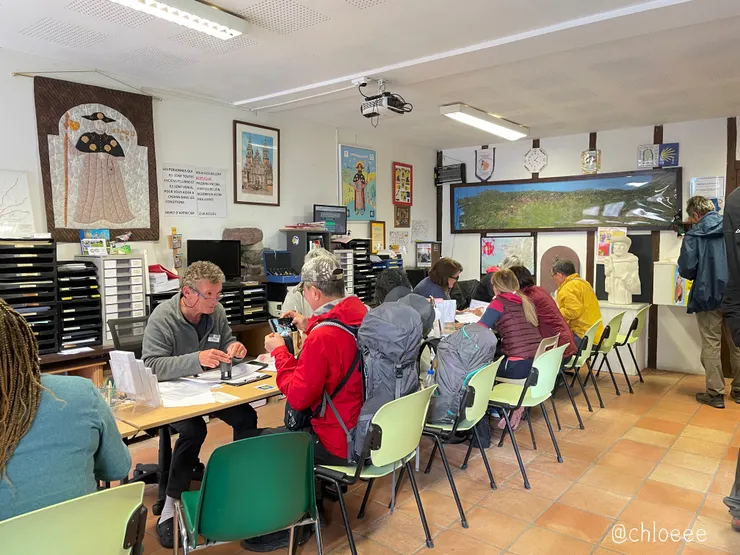 裡面也坐滿了人