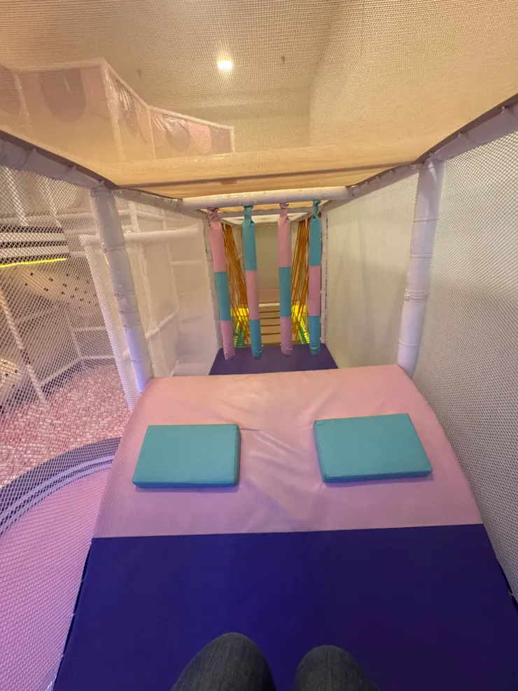 小孩很愛的跑酷設施，找到玩伴一直繞圈玩鬼抓人就可以嗨翻