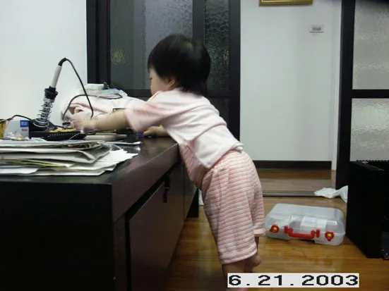 我的女兒（未滿 10 個月）來幫老爸的忙囉~~~！！