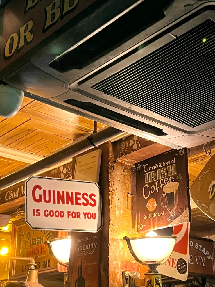 在愛爾蘭酒吧中看見的建力士廣告標語“Guinness is good for you!” ( Joy 攝於Oliver St. John Gogartys)