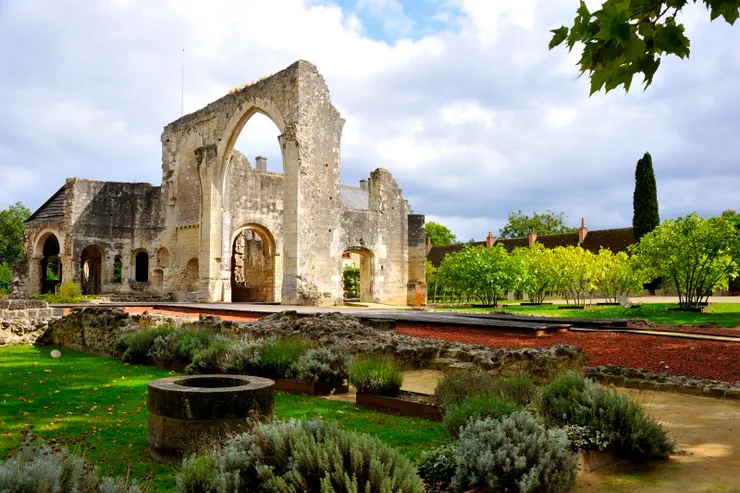 【千年歷史仍難免毀於二戰兵燹！從教士食堂看修道院，難得陽光露出。】