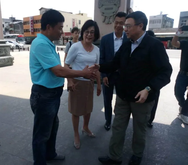 民進黨主席卓榮泰（右）到雲林縣北港武德宮參拜，受到主委林安樂（右二）、前北港鎮長張勝智（左）、立委蘇治芬（左二）等歡迎。（許素惠攝）
