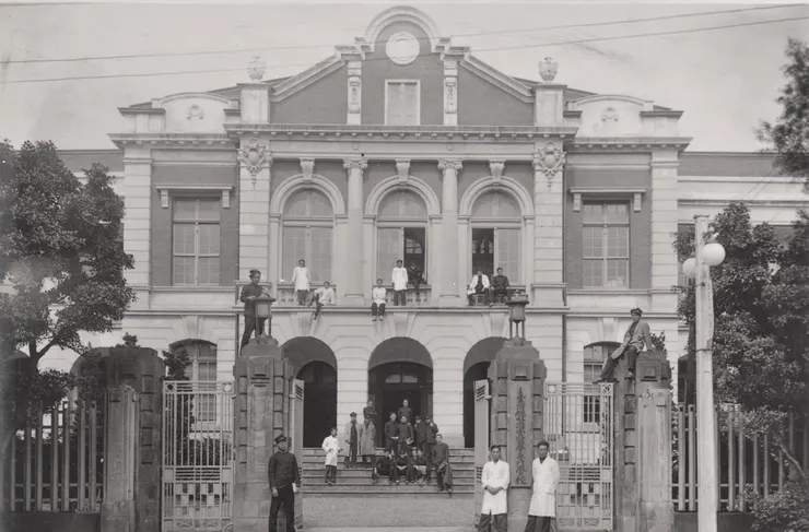 Group photograph of students of Taihoku Medical School 1930s 臺灣總督府臺北醫學專門學校校門口學生合影。— Wikipedia