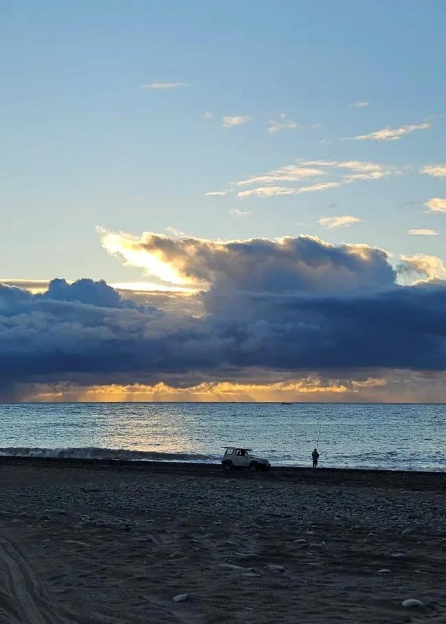 日出、朝雲、大海