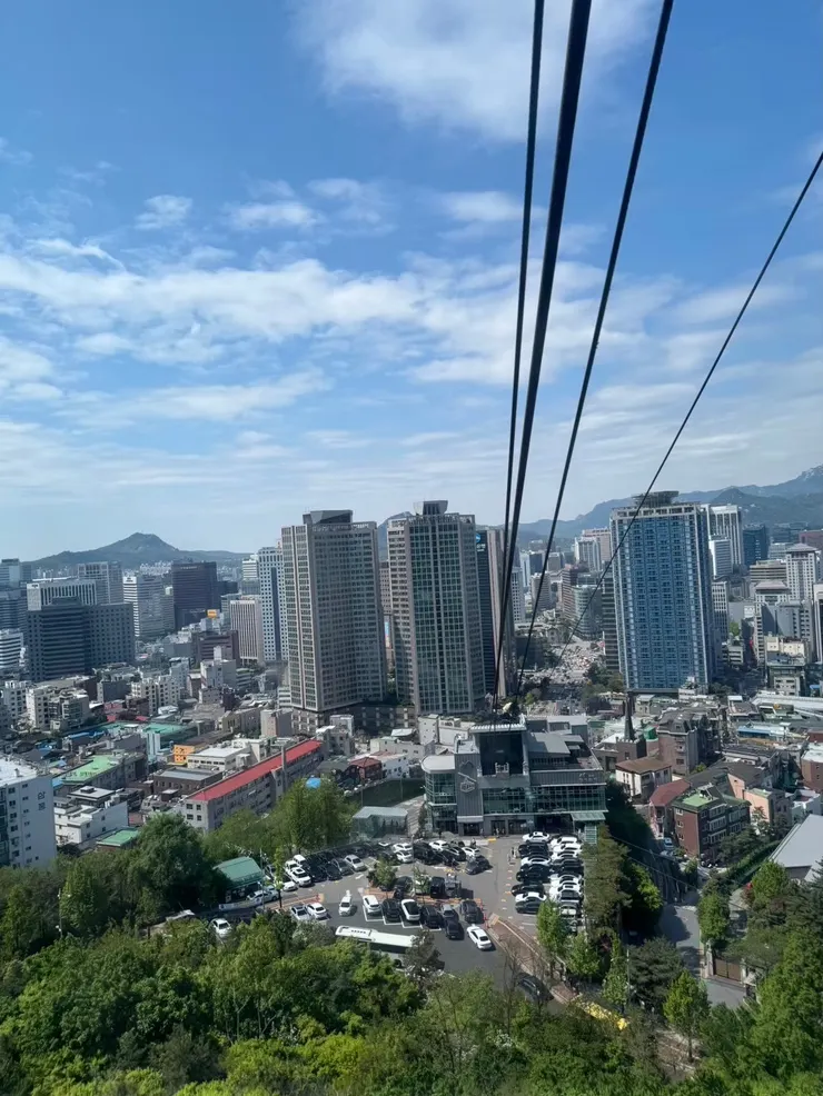 在纜車上面視野很遼闊，覺得首爾好大唷。