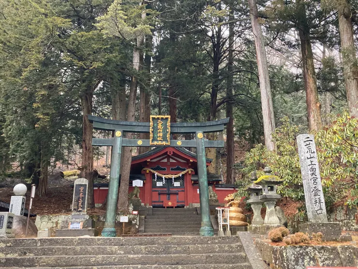 門扉緊閉的奧宮登拜口