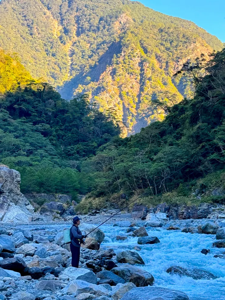 正在釣魚的原民大哥