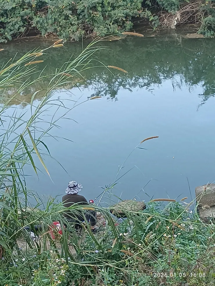 寂然游溪邊獨步，冬寒魚釣餌垂深，皆自拍攝