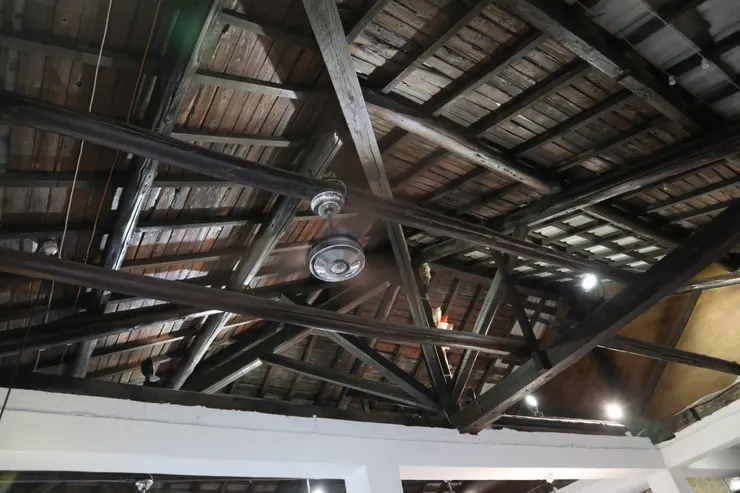 正上方清楚的屋頂木結構