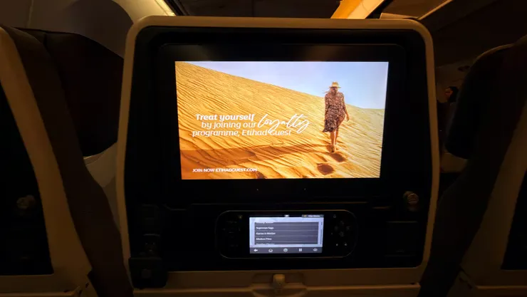 阿提哈航空螢幕以撒哈拉沙漠當背景