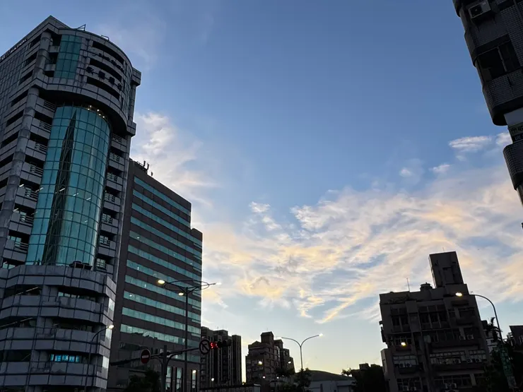 照片拍攝時間：2025年7月4日 傍晚｜地點：台北 松山