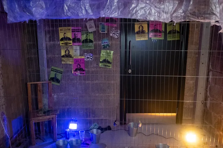 牆上傳單藏有rave parties的消息。（圖片提供：https://eastcityfilms.com/inpursuitofrepetitivebeats）