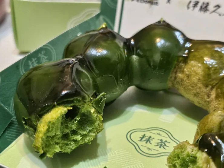 #咬痕上看的出來玻璃不是一般味道吧 (都呈現綠色了XD