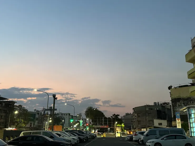 早上搭六點捷運，好久好久沒有早起。