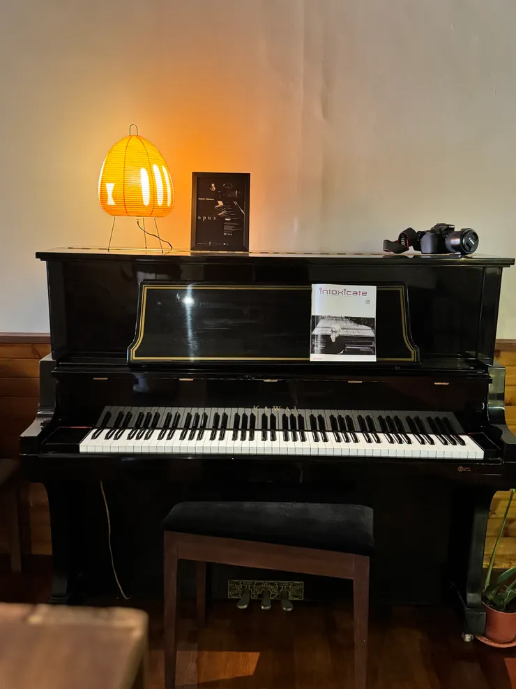 應該是一台能彈的鋼琴