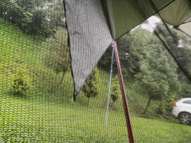 在帳棚內吹涼風