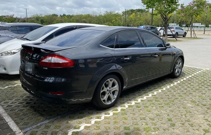 小車車在停車場等著，乖乖的（但天氣真的好熱）