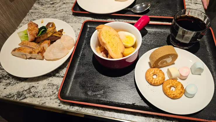 澳門國際機場環亞貴賓室的豐盛美食!居然有葡國雞可以吃!超開心!