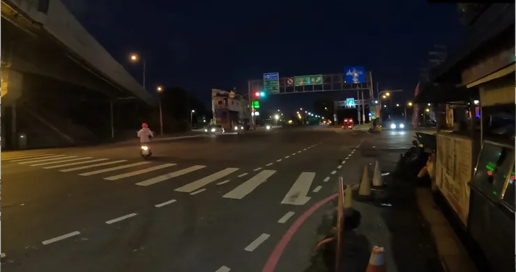 這邊車流量滿大，必須要注意安全。