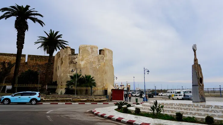 停車場車輛變多了,午餐時間到吃飯去。