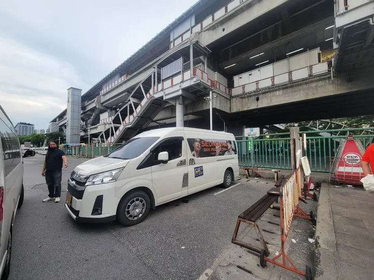 ↑接駁小巴的外觀（這是回程時補拍的，那天去程時車子已經停在外面的車道上囉）