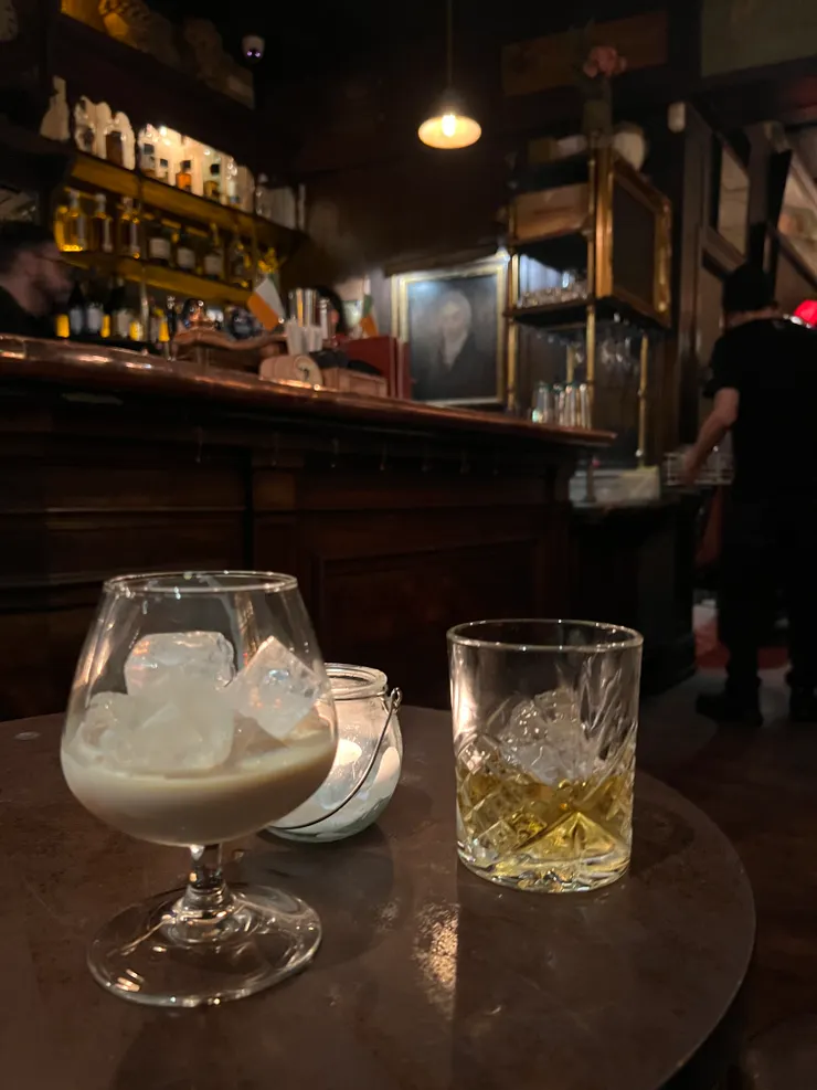 愛爾蘭酒吧最主要的組成元素包括木頭家具、昏黃的燈光與畫像等等 (Joy 攝於 Peruke & Periwig)