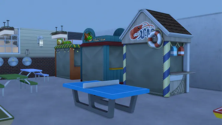 我很想學生多些選擇，能像我現在回憶以前小賣部的美食，所以設了三個攤檔。