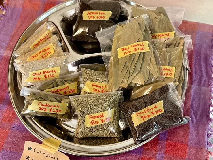 《スーリヤ食堂》櫃檯放的香料