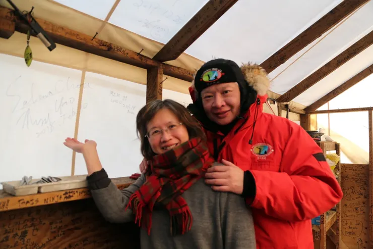 在帳篷內簽名留念