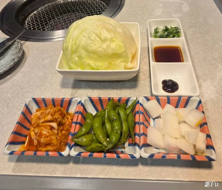 小菜毛豆、泡菜、蘿蔔、包肉生菜、蔥鹽，無限取用。