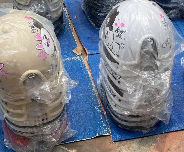 看到安全帽後面被開了綁馬尾的開口嗎？