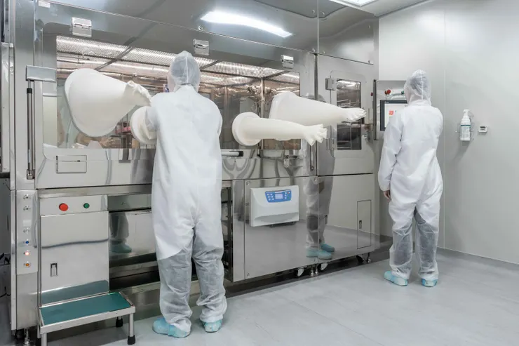 圖說：亞家生技提供國內首創的「細胞製藥用無菌隔離裝置」，為製劑產線打造符合標準規範的細胞製造解決方案。（資料來源：亞家生技）