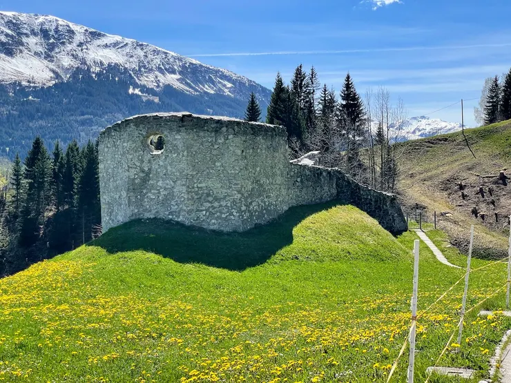 看到被大雪吹毀的教堂前身,我知道我離目的地不遠了。