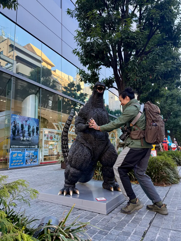 路上遇到哥吉拉當然要手牽手呀
