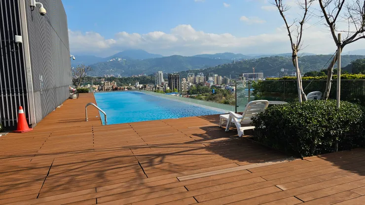 這是台北士林萬麗酒店的無邊際泳池!欣賞大自然美景是新加坡金沙酒店比不上的!