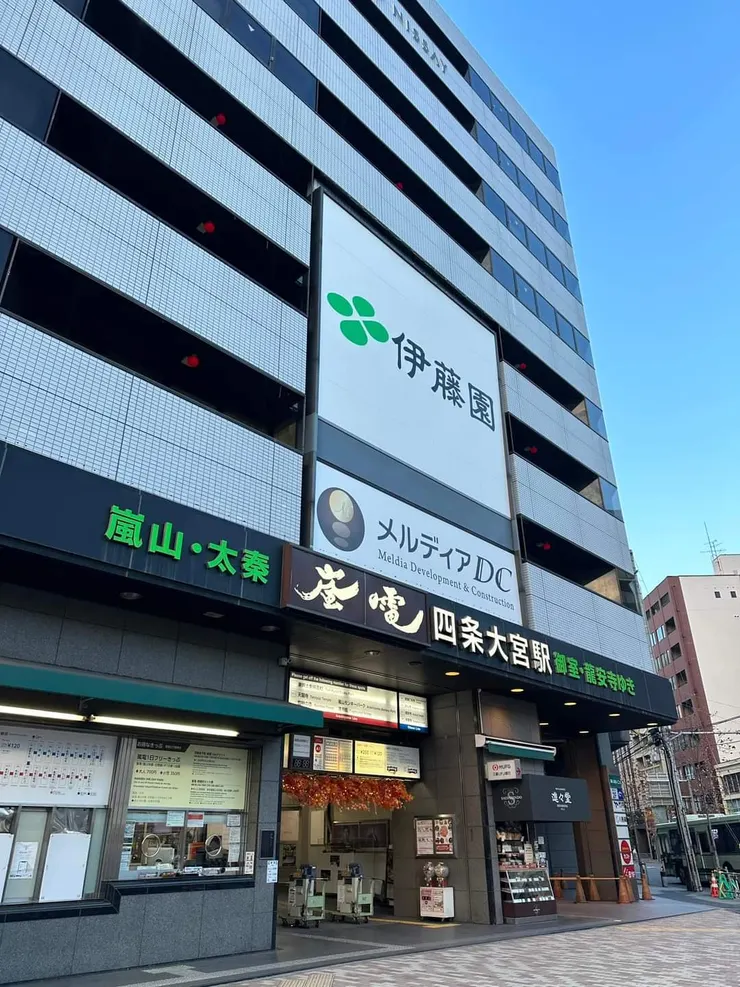 搭乘嵐電於首站「四條大宮站」至終點「嵐山站」,車程約半小時多有座位可坐。