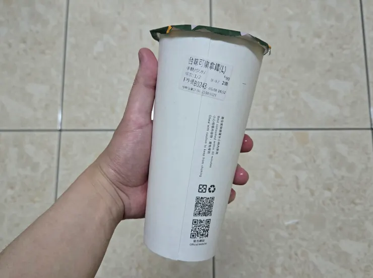 這是我在外送平台先訂的，當時外面正下大雨，還要點餐要拿手機現金很麻煩所以先訂好後進去門市說出取貨單號拿了就可以閃人了，很方便~實際上大杯的價格是70元😆