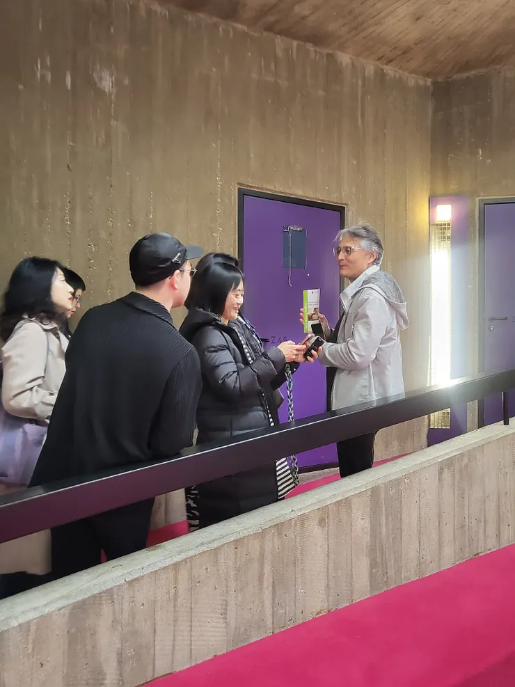 在德國裡的第一場音樂會結束後，國家交響樂團音樂總監準・馬寇爾回到他的母校漢諾威音樂學院。學校以紫色、紅色為配色。