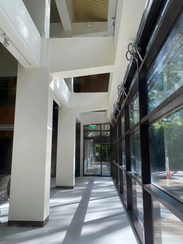 建築雖然有所更動，但主結構不變。可見到鋼筋混凝土的梁與柱