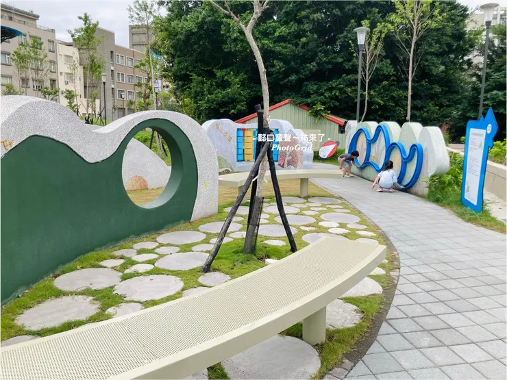 健康手足玩牆面遊戲區時，身障手足也可以透過無障礙坡道靠近。