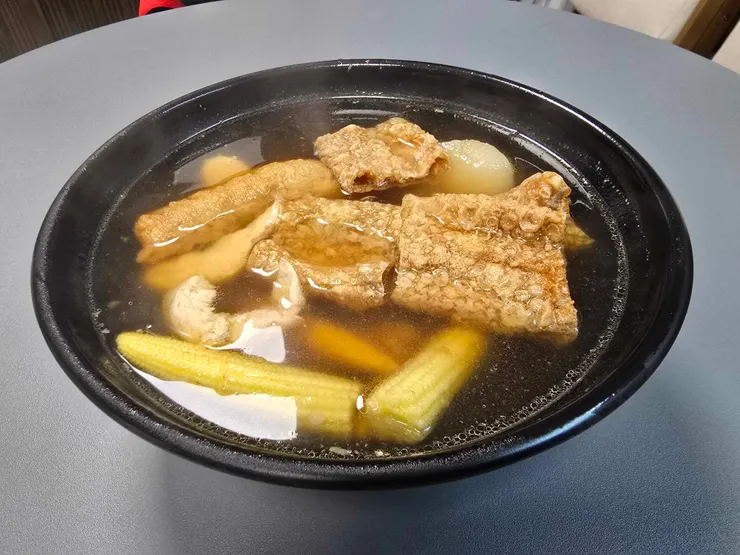 清爽的藥膳湯頭，據老闆說是剛推出來的新湯頭，清爽好喝，冬天非常適合來上一碗!