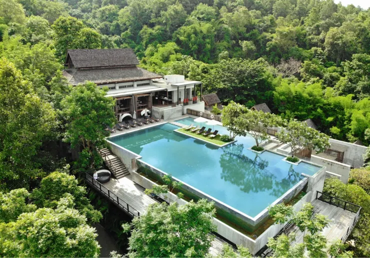 度假酒店的無邊際泳池與其上的自助餐廳