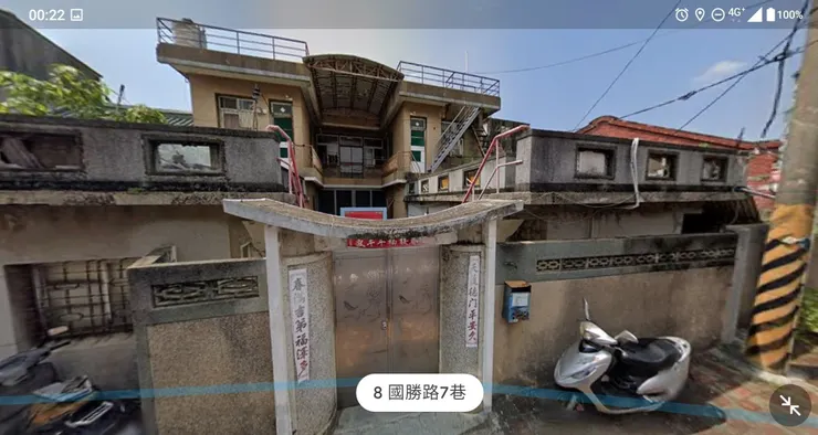 小時候住在這棟豪宅右邊二樓後面的廂房,一樓中間是正廳,屋主的神明廳