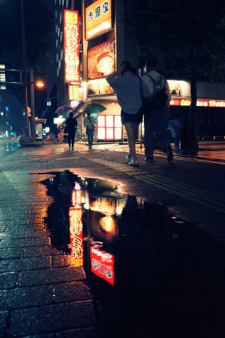 旅途中遇到天氣不好，不一定就是壞事，下過雨後的街道，呈現出了平時沒有的景象。