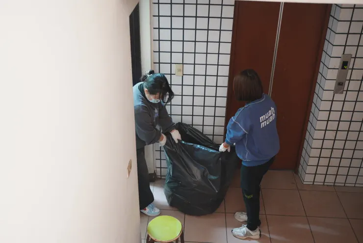 志工清運雜物。