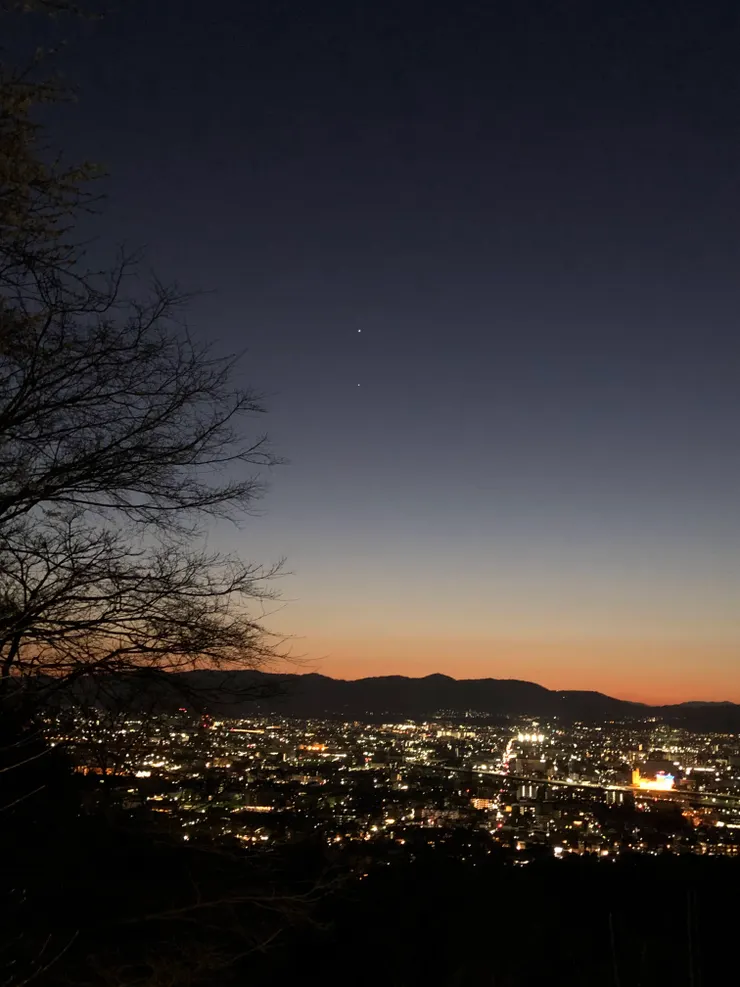 月牙與金星垂直連線，在京都的夜空形成罕見而和諧的視覺構圖。