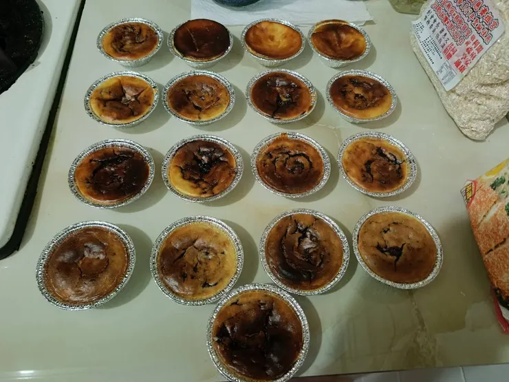 出爐啦！這次的糊我分成17顆塔，下方剛出爐的還稍微澎澎，上方冷卻的就凹下去囉