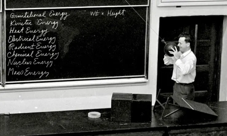 費曼在課堂上進行他的保齡球擺錘演示